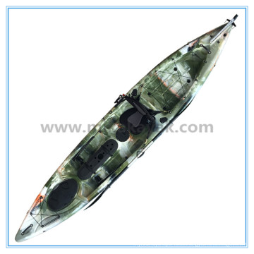 El nuevo diseño para la pesca del pescador del pescador se sienta en el kayak superior, barco, canoa con la paleta del timón